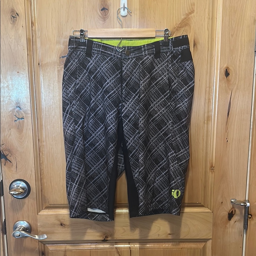 Pearl Izumi Black and Gray Athletic Padded Bike Shorts with Quilted Texture